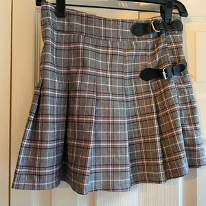 Full Tilt Pleated Mini Skirt w/buckles & hidden side zipper. Black/white Size S